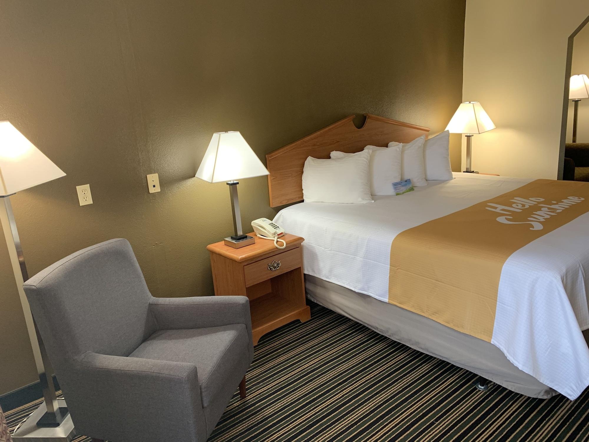 Days Inn By Wyndham Ottumwa Экстерьер фото