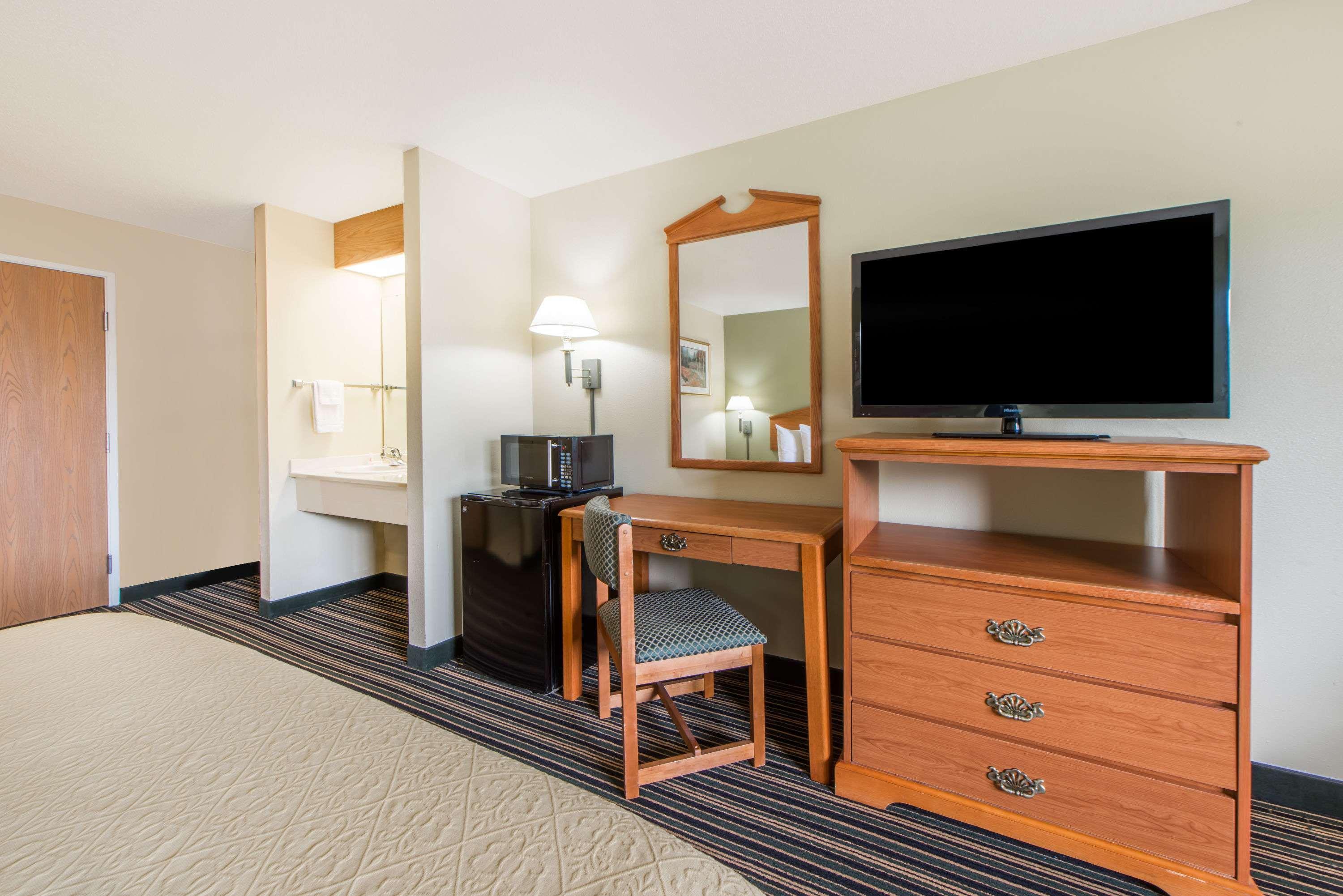 Days Inn By Wyndham Ottumwa Экстерьер фото